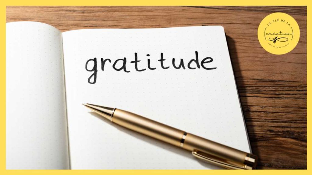 Cahier avec écrit gratitude et un stylo pour écrire